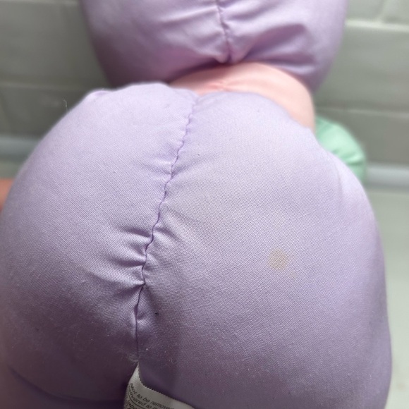 Vintage soft cloth squeaking baby doll with bonnet, plastic face and hands - Picture 8 of 11